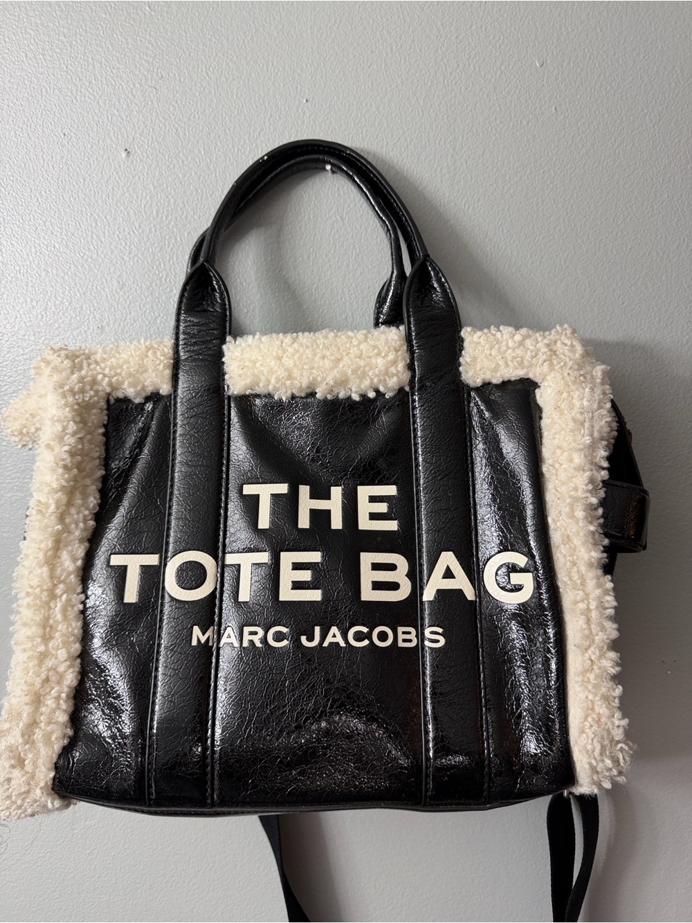 Marc Jacobs Bolso Crinkled Black Leather Tote with White Shearling Trim